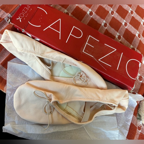 Capezio Women's Juliet Canvas Ballet Flat Light Pink 2028A - Picture 1 of 2